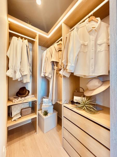 Walk-in closet